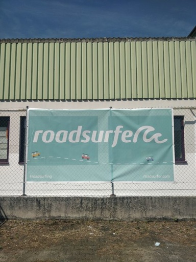 Banner neutral for construction fence